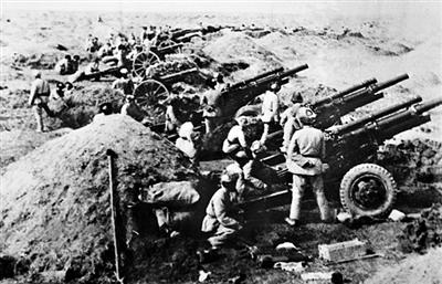 1948年遼沈戰(zhàn)役，我軍炮兵群在錦州城下等待總攻信號。新華社發(fā)
