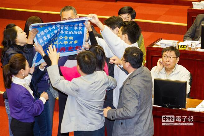 面對(duì)議員砲轟、遞陳情書等，柯文哲老神在在”