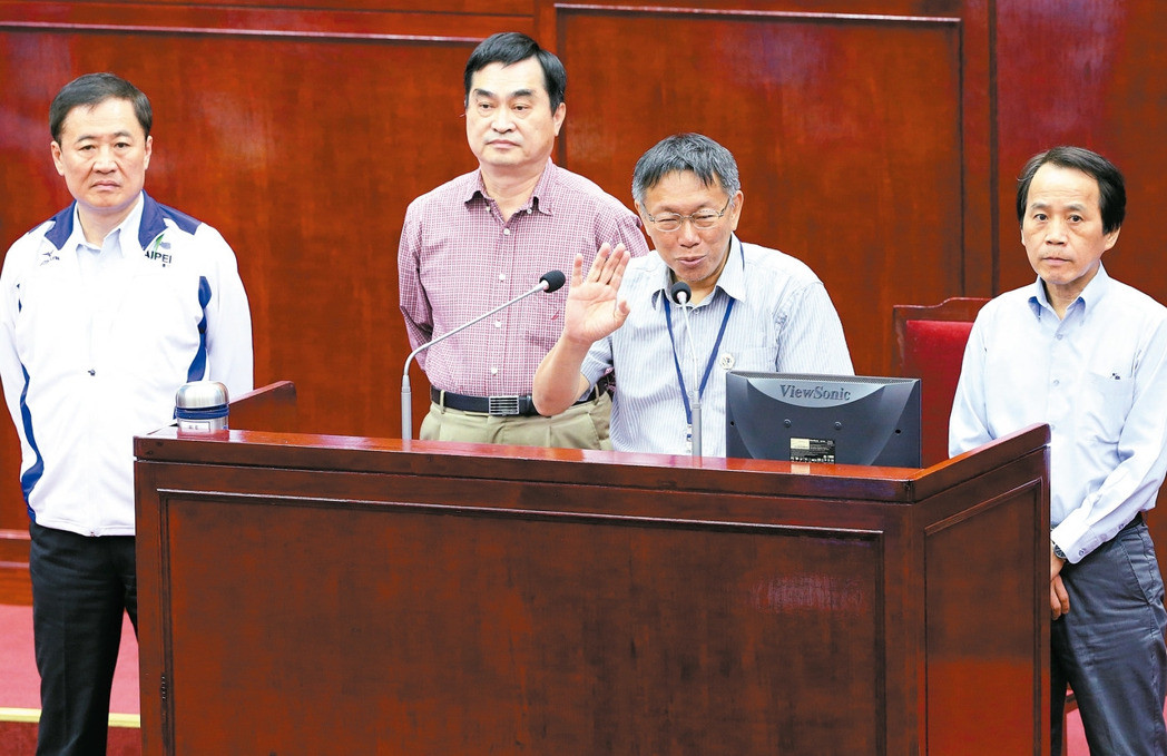 臺北議員請三位副市長列席議會，并質問北市長柯文哲（右二），有關臺北農產運銷公司總經理韓國瑜自爆入府任第一副市長一事，柯文哲搖搖手表示：“不會換副市長、這傳聞非事實”。