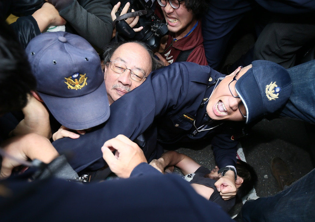 民進(jìn)黨“立法院”黨團(tuán)總召柯建銘3日說，2日勒住他脖子的人與在“立法院”打陳瑩的是同一人