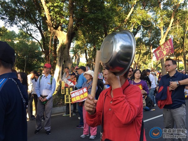 國民黨發動反核食游行 民眾敲鍋碗瓢盆喊"還我食安"