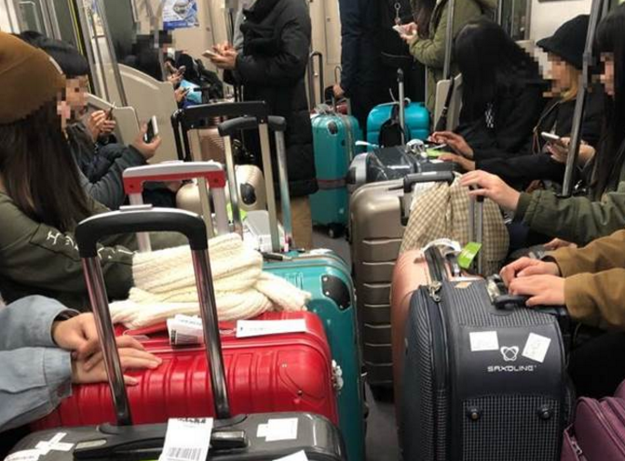臺灣旅客日本列車內(nèi)行李擋道 被廣播提醒后改裝睡