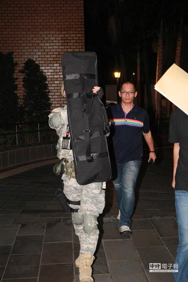 臺(tái)灣男子扮美軍持槍坐地鐵被捕 臺(tái)灣男子扮美軍持槍坐地鐵被捕