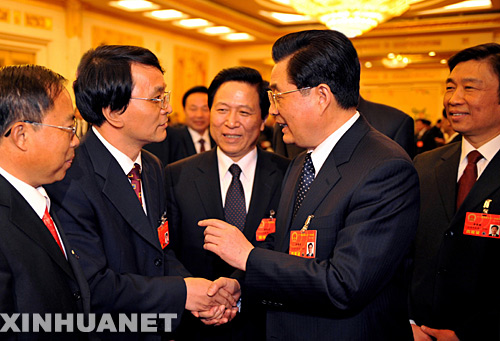 3月5日,中共中央總書記、國家主席、中央軍委主席胡錦濤參加十一屆全國人大一次會議江蘇代表團的審議。這是胡錦濤同代表們親切交談。
