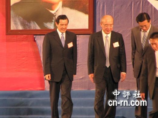交接典禮結束,馬英九親自送伯公走到臺下。(中評社 康子仁攝)